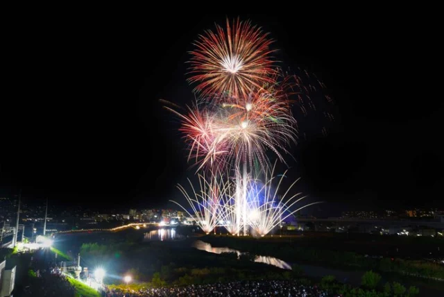 猪名川河川敷の夜空に大きく広がる花火の過去の様子