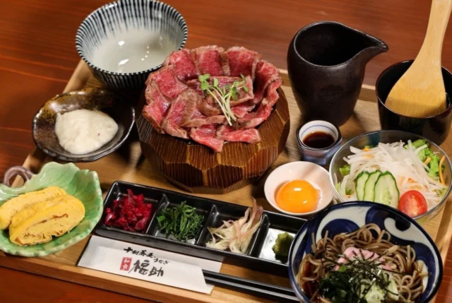 桶に盛られた三田和牛と、薬味、とろろ、卵、出汁を添えた公式のひつまぶし膳