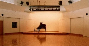 稲美町の公式施設案内に掲載されたふれあい交流館のホール。木の床とピアノのある室内