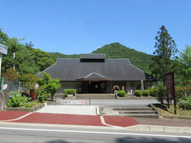 ふるさと館の正面。大きな灰色の屋根と中央入口が目印。