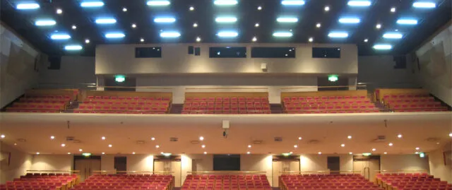 高砂市文化会館の公式客席写真。赤い座席と木調の壁、2階席が見える