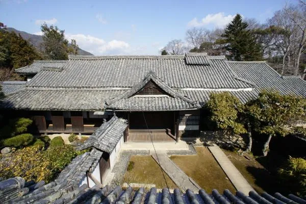 堀家住宅の主屋外観。広い瓦屋根と中庭が見える。撮影年不明で2026年の公開当日の写真ではありません