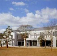 城内図書館が入る日本城郭研究センターの白い建物の外観。
