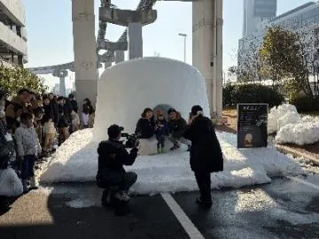 姫路市の開催案内が紹介する、かまくらで写真を撮る様子の参考写真