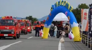 加西市公式に掲載された2025年の会場写真。赤い消防車と青黄の入場ゲート