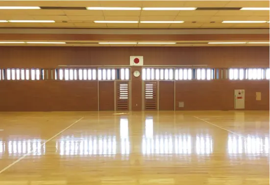施設公式の剣道場写真。木の壁と床、天井照明のある広い室内。
