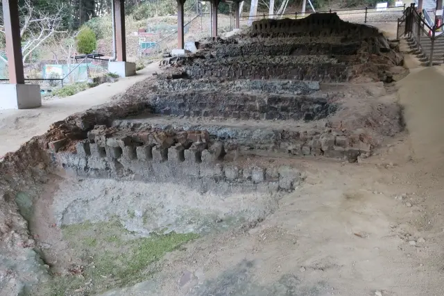 三輪明神窯史跡園の第1号窯跡。屋根の下に段状の窯の遺構が残る公式写真