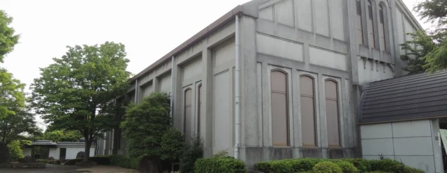 小野市立好古館の灰色の建物と植栽。会場は館内2階展示室