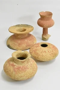 粟生三ツ塚古墳群の赤く塗られた葬送用土器。丸い胴部や台のある形が見える