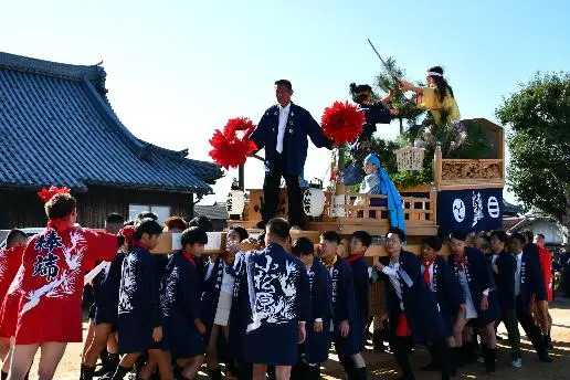 屋台の上で演じる人と、周囲に集まる担ぎ手。高砂市が公開する小松原三社大神社の仁輪加太鼓の過去写真。