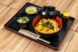 ラベンダーパーク多可の食事メニュー紹介に掲載された親子丼の写真