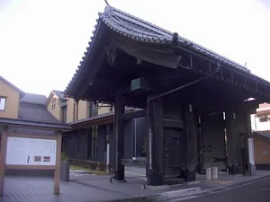 豊岡市立図書館本館の公式紹介写真。木造の門と入口周辺