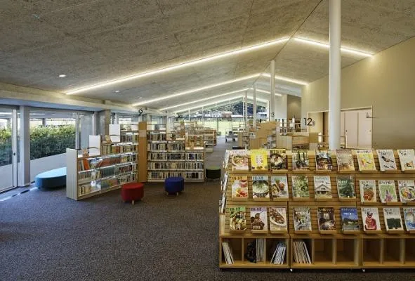 養父市立図書館本館の書架と閲覧スペース