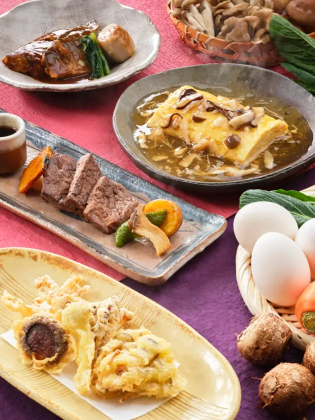 公式のメイン料理イメージ。煮魚、出汁巻き玉子、きのこ天ぷら、追加料金の牛肉料理