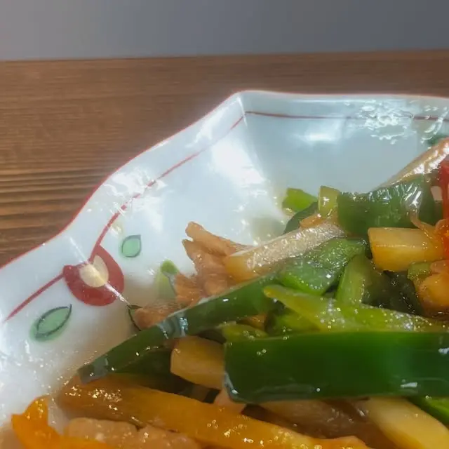 公式のおすすめ投稿にある青椒肉絲。ピーマンや玉ねぎなどが盛られた料理の部分写真