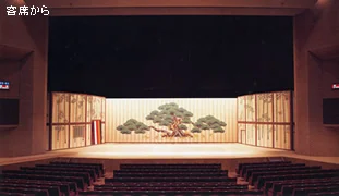 三木市文化会館の大ホール。客席から舞台を見た公式施設写真