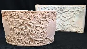 草花の文様が刻まれた淡い茶色と白色の三田青磁の土型