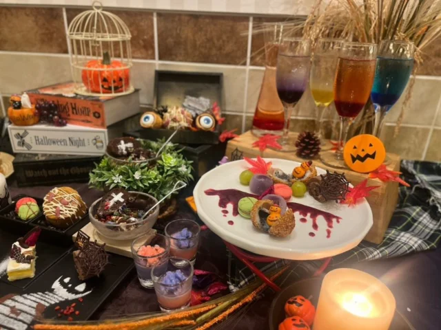 ホテルモントレ神戸サンミケーレのハロウィンアフタヌーンティー。かぼちゃ型の菓子やカラフルなノンアルコールカクテル（ホテル公式画像）