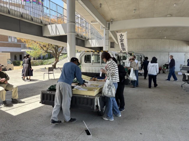 公式が掲載する過去の朝市。屋根のある広場に野菜の売り場が並ぶ様子。