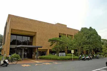 みき歴史資料館の茶色い外壁とガラスの入口。2016年の広報みき掲載写真。