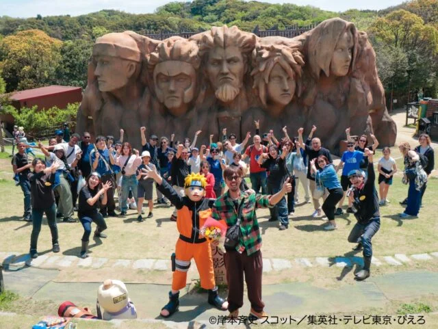 ニジゲンノモリ公式の紹介写真。火影岩前の広場でナルトと来場者が集まる様子。