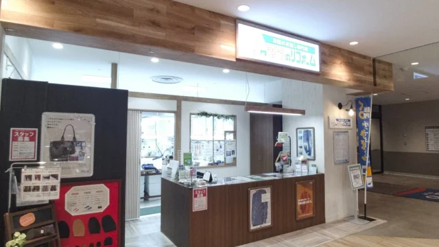公式掲載のママのリフォーム アリオ加古川店。木目のカウンターと店舗看板が目印