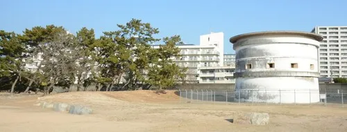 御前浜公園に立つ国史跡・西宮砲台の石堡塔