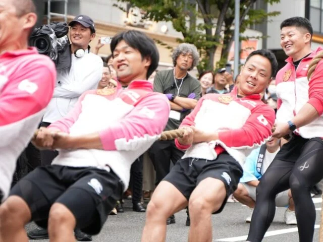 昨年の神戸大綱引き大会で、赤いユニフォームの神戸消防チームが綱を引くデモンストレーションの様子