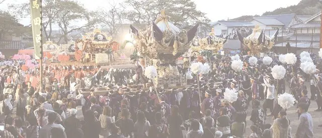 金色の装飾と反り屋根を持つ屋台が集まる福崎の秋祭りの過去写真