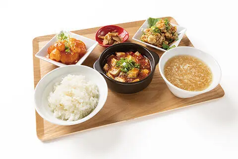 五福飯店の公式掲載料理写真。ご飯、中華料理、スープと小鉢を木のトレーに並べたセットの例
