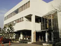 東谷公民館の白い3階建て建物とガラス張りの入口