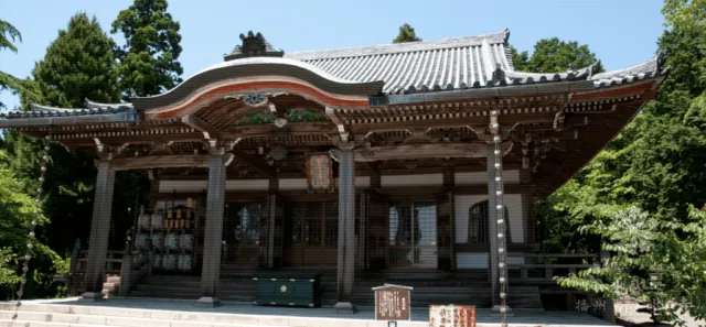 播州清水寺の根本中堂。正面に階段があり、木造の堂と瓦屋根を周囲の木々が囲む