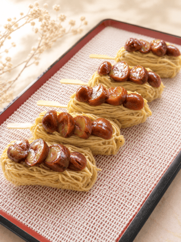 丹波市観光協会掲載の藤屋のもんぶらん団子。串団子に細く絞った栗ペーストと渋皮煮のスライスを重ねた商品写真