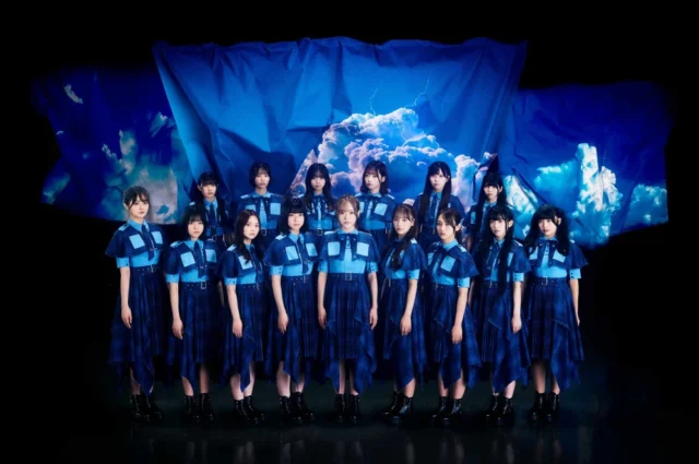 会場公式ページに掲載された22/7の14人の集合写真。青い衣装で並ぶメンバー