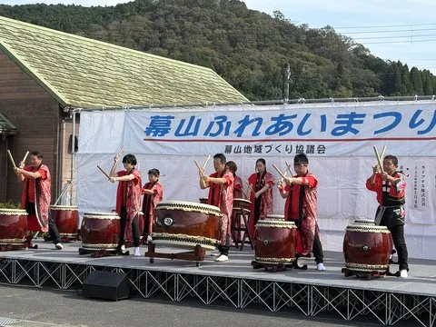 過去の幕山ふれあいまつりで太鼓を演奏する様子