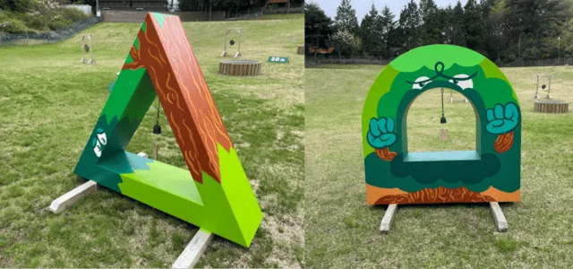 ウチッパの芝生会場にある穴あきの的と、開口部につり下げられたベル。公式掲載写真。