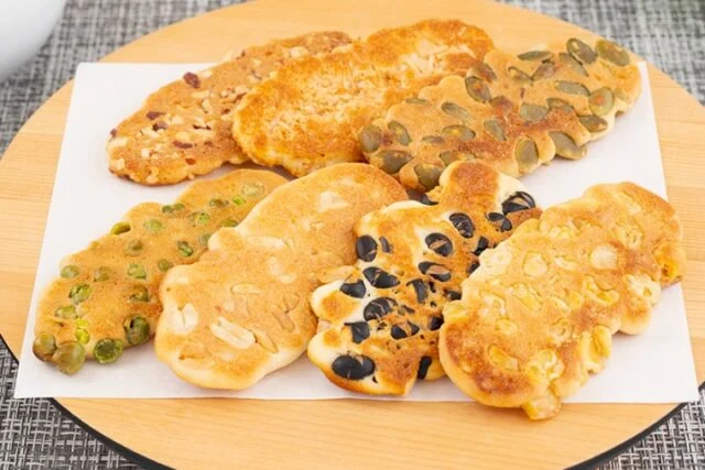 京煎堂公式の商品イメージ。豆や種などを使った形の異なる7種類の煎餅