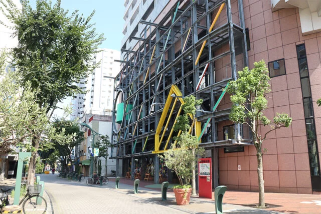 新開地アートひろばの公式アクセスページに掲載された施設外観。