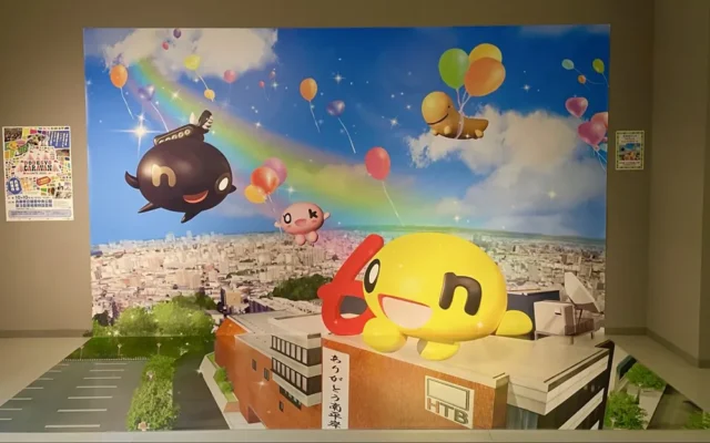 加東アート館のonちゃんトリックアート。HTB旧社屋と空を背景にキャラクターを配置した展示