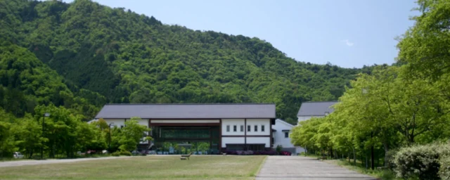 丹波の森公苑の芝生広場と白壁・灰色屋根の建物