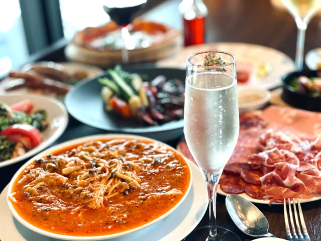 白い大皿にスープをたっぷり盛ったスパゲッティなど、ブランド公式の料理紹介写真