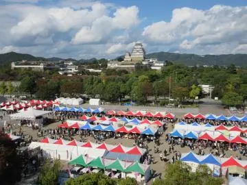 大手前公園で開催された姫路全国陶器市の過去の会場風景。色とりどりの販売テントの向こうに姫路城が見える