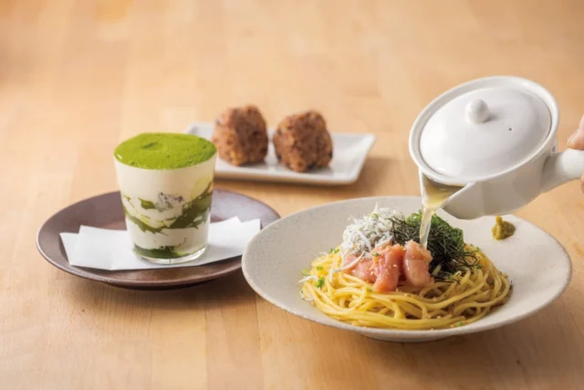 白い急須から、たらこ・しらす・のりを載せたパスタへだしを注ぐブランド公式写真。西宮新店の実食写真ではありません