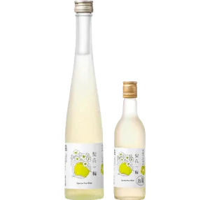 トキワ公式の商品写真。白い細長い瓶の梨花一輪360mlと小さい180ml、梨のイラスト入りラベル