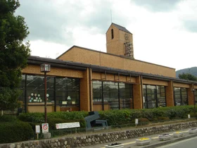 宝塚市立中央図書館の外観。時計塔のある建物