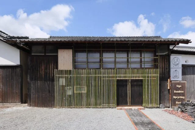 シェアスペース結の外観。木造の建物の右手に結の看板がある