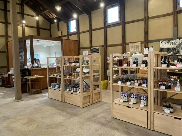蔵あかねの木造の店内と、瓶入り調味料などが並ぶ商品棚。たつの市公表写真。撮影日不明。