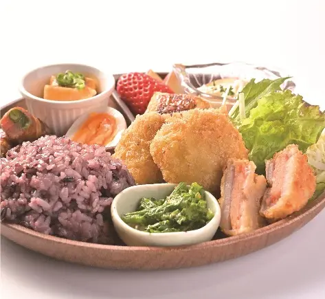 レストラン公式の楓ランチ掲載写真。丸いプレートにご飯、主菜、野菜が盛られ、小鉢が添えられています