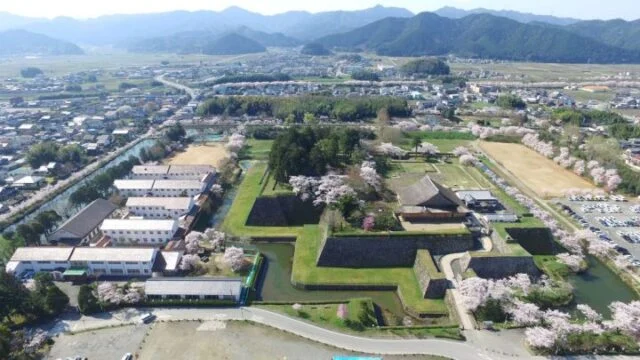 堀と石垣で囲まれた篠山城跡、大書院と周囲の城下町を見渡す公式の俯瞰写真