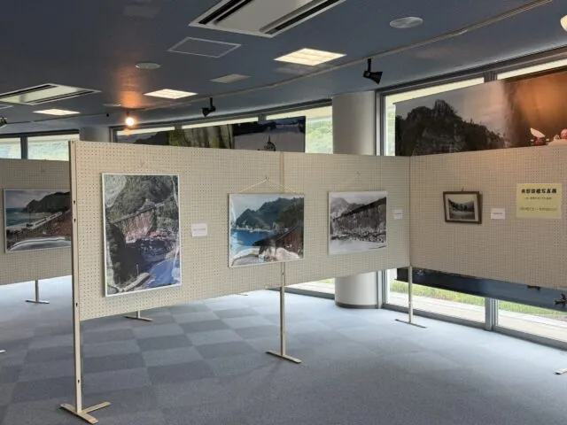 2階のワークショップコーナーに余部鉄橋の写真が並ぶ公式の展示風景